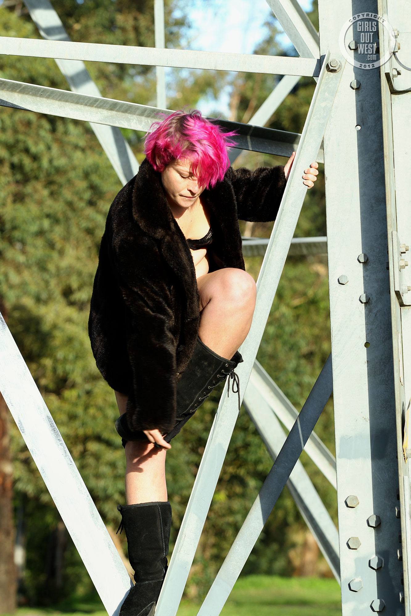 wpid-pink-haired-amateur-franky-flashing-her-pussy-outside-in-her-boots-and-coat6.jpg