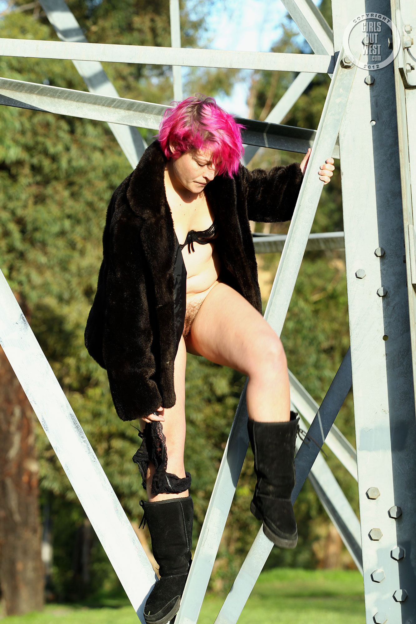 wpid-pink-haired-amateur-franky-flashing-her-pussy-outside-in-her-boots-and-coat7.jpg