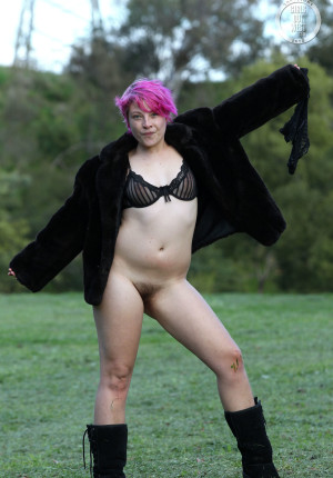 wpid-pink-haired-amateur-franky-flashing-her-pussy-outside-in-her-boots-and-coat9.jpg