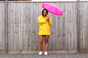 Aussie shorty SammRosee buzzes her pussy out in the rain