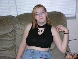 Nerdy glasses wearing chubby chick Rosa in homemade amateur porn shots