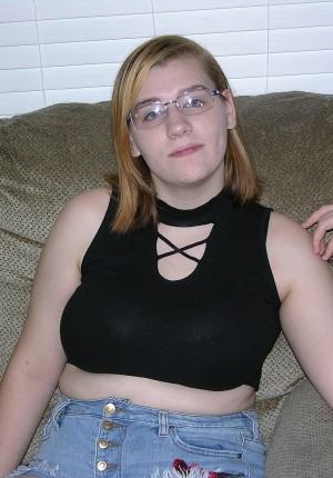 Nerdy glasses wearing chubby chick Rosa in homemade amateur porn shots