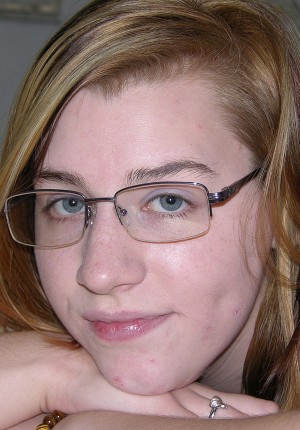 Nerdy glasses wearing chubby chick Rosa in homemade amateur porn shots image