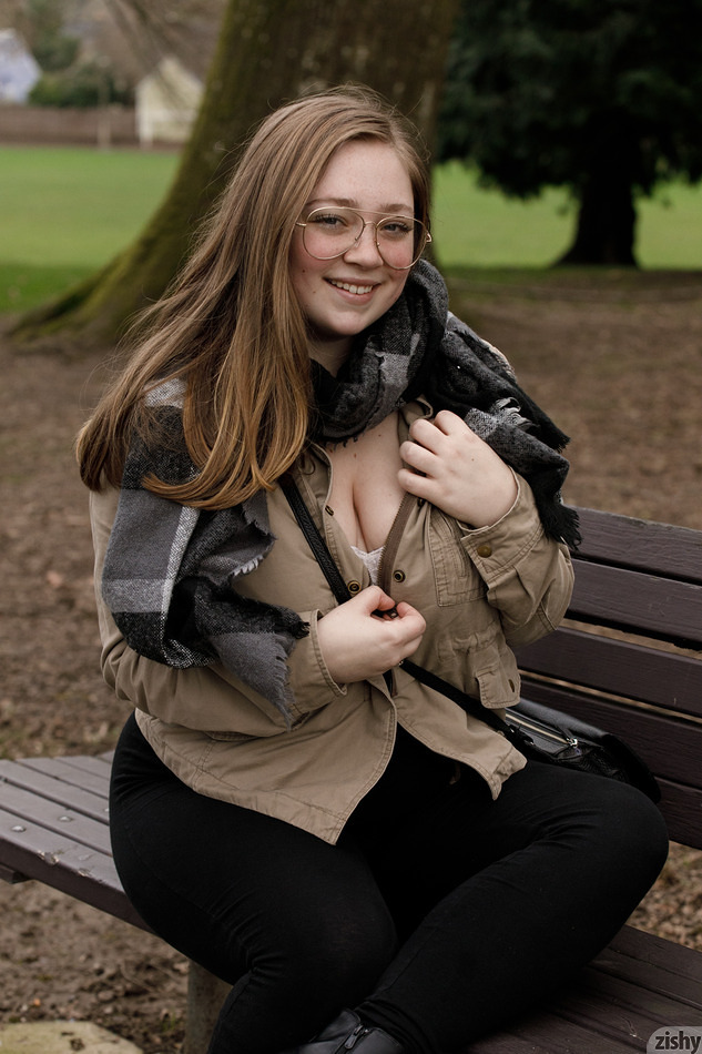 wpid-young-bbw-amateur-rose-fessenden-teasing-with-her-big-ass-and-titties-at-the-park4.jpg