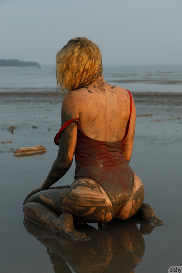 wpid-fun-blonde-sofia-orlova-gets-wet-and-dirty-in-the-mud-on-the-sea-shore2.jpg