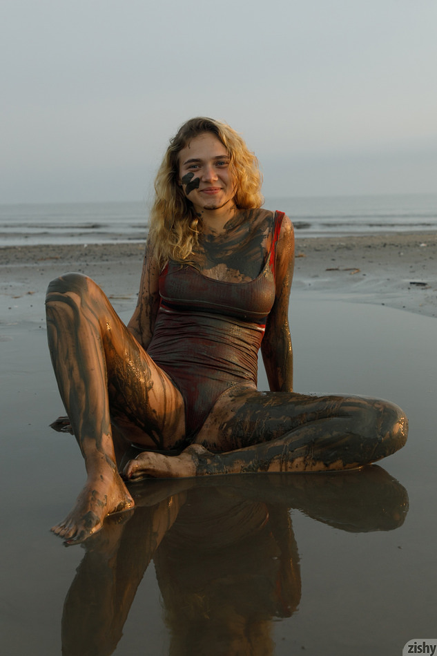 wpid-fun-blonde-sofia-orlova-gets-wet-and-dirty-in-the-mud-on-the-sea-shore5.jpg