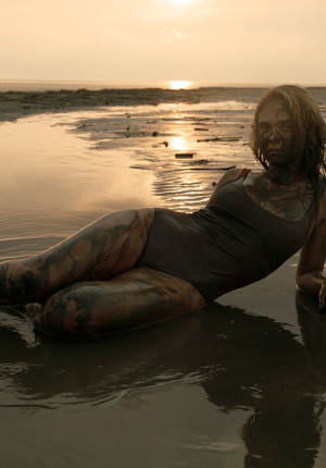 wpid-fun-blonde-sofia-orlova-gets-wet-and-dirty-in-the-mud-on-the-sea-shore7.jpg