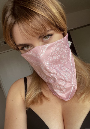 wpid-masked-amateur-blonde-in-quarantine-enters-nude-selfie-contest2.jpg