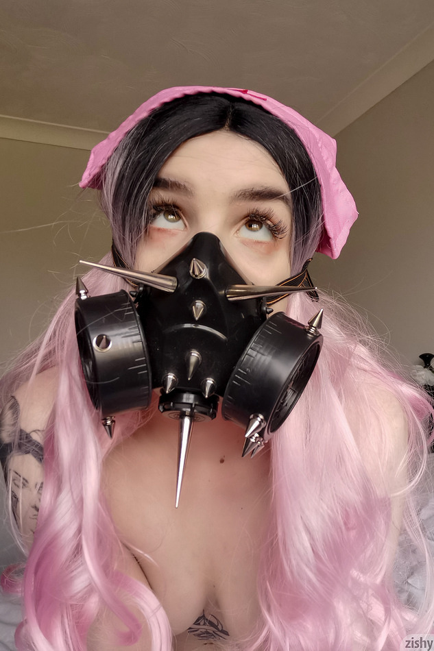 wpid-quarantine-gal-with-pink-hair-and-a-hardcore-face-mask-with-her-tits-out1.jpg