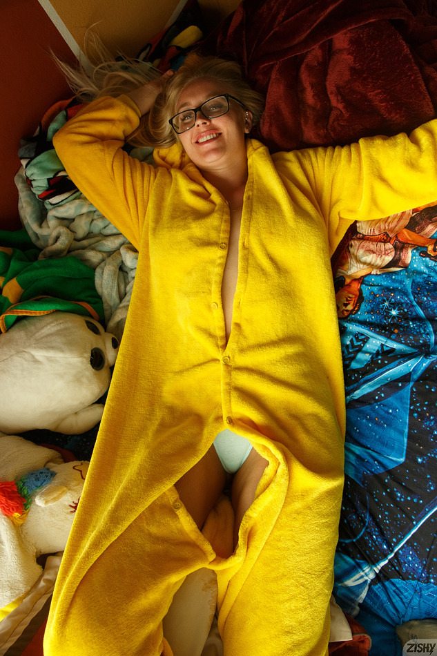 wpid-voluptuous-blonde-harley-woodburn-removes-her-pikachu-robe-showing-her-large-boobs-and-thicc-butt3.jpg