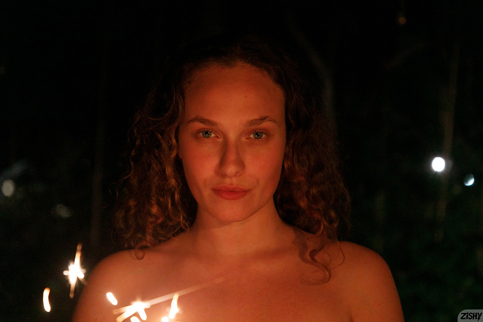 wpid-curly-haired-amateur-mama-carrie-barber-having-fun-on-nye-alone-and-naked-in-the-back-yard1.jpg