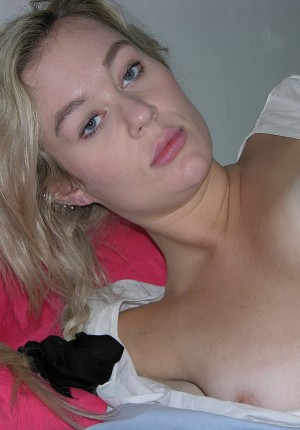 wpid-amateur-blonde-blue-eyed-babe-kayla-modeling-nude11.jpg
