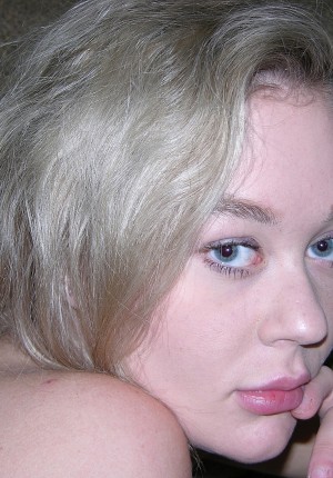 wpid-amateur-blonde-blue-eyed-babe-kayla-modeling-nude9.jpg