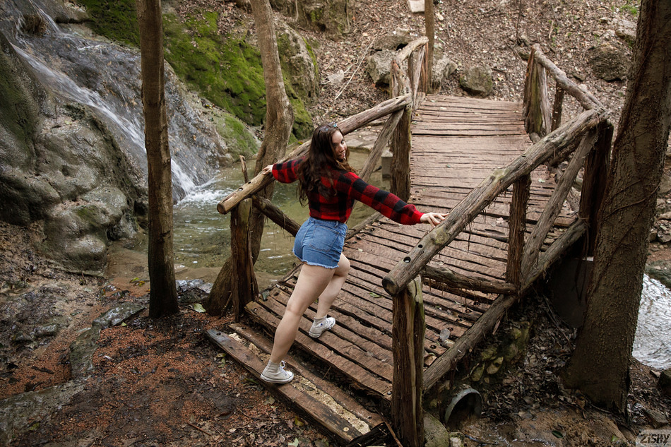 wpid-chaney-gunn-hiking-in-short-shorts-and-flashing-her-tits-and-ass1.jpg