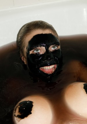 wpid-fun-loving-pornstar-gabbie-carter-takes-a-bath-in-dark-water-and-shows-her-big-tits4.jpg