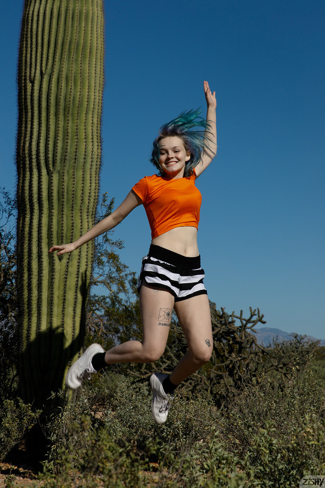 wpid-cute-blue-haired-pixie-vonnie-bean-playing-in-the-desert-showing-her-ass-and-fantastic-tits4.jpg