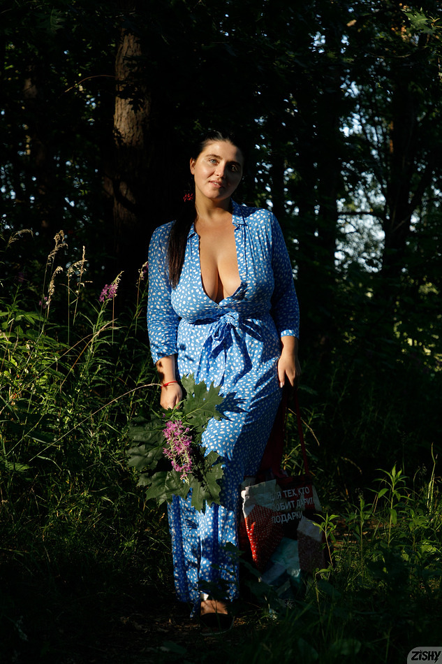 wpid-chubby-beauty-vyeta-mustafina-teasing-in-a-long-dress-outside-and-flashing-her-huge-natural-tits2.jpg