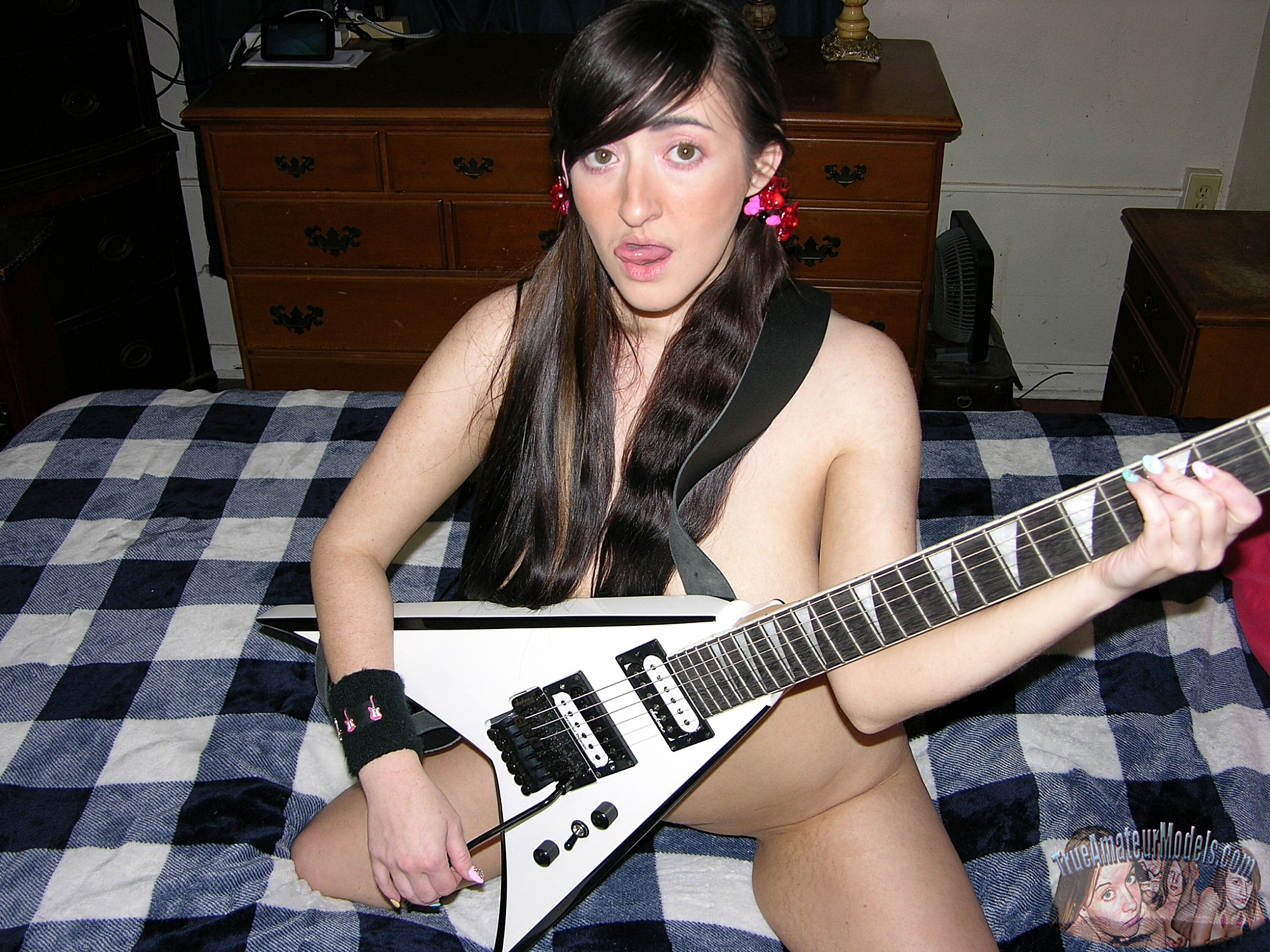 wpid-nude-heavy-metal-guitar-babe15.jpg