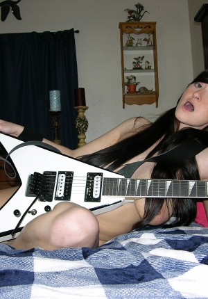 wpid-nude-heavy-metal-guitar-babe16.jpg
