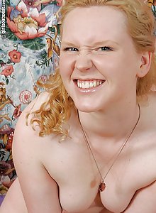Small breasted strawberry blonde Sueanne spreading her quim